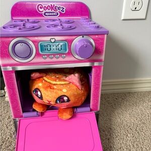 Cookeez Makery Toy Oven. Cinnamon bun stuffy. 🍪